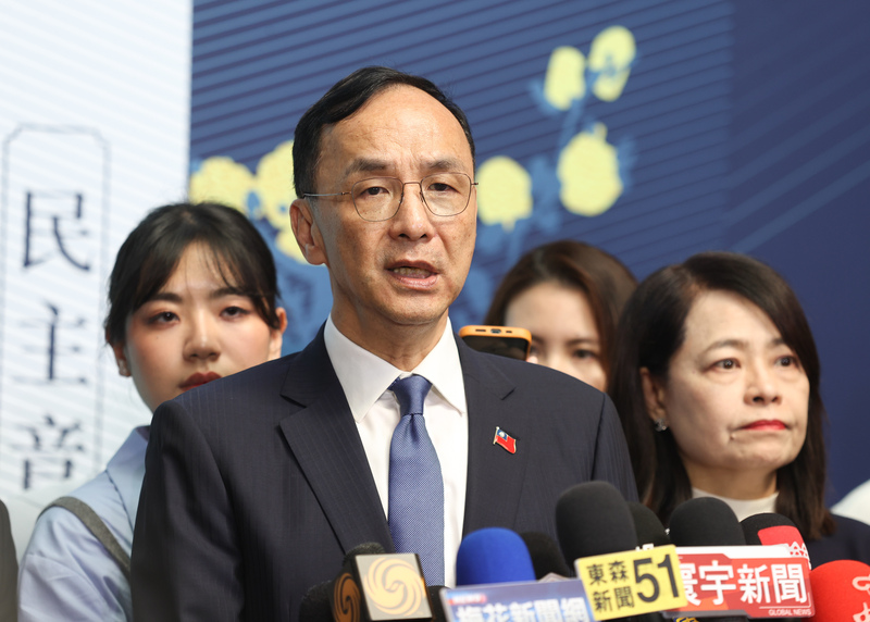 國民黨主席朱立倫（中）受訪。 (中央社資料照片)