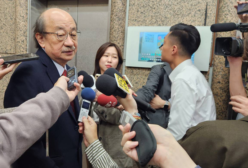 民進黨立法院黨團總召柯建銘（左）12日說，大罷免與下鄉宣講看起來無關，但「互為表裡」。(圖：中央社)