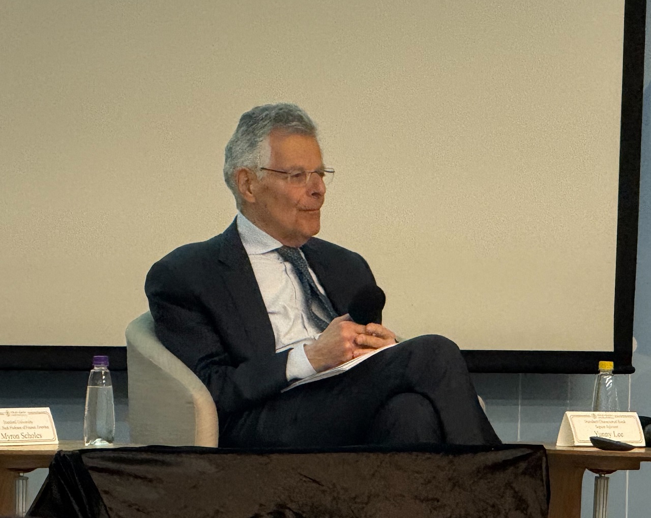 1997年諾貝爾經濟學獎得主、史丹佛大學商學院榮譽教授舒爾茲(Myron Scholes)認為，雖有關稅戰變數，但美國爆發二次通膨可能性低。(謝佳興 攝)