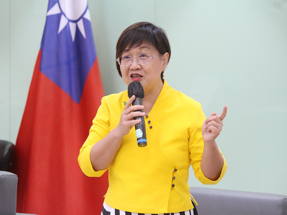 關於產學攜手合作僑生專班，僑委會委員長徐佳青12日表示，經過這幾年的努力及相關配套措施，「我們現在就是要挑」 (央廣記者王照坤 攝)