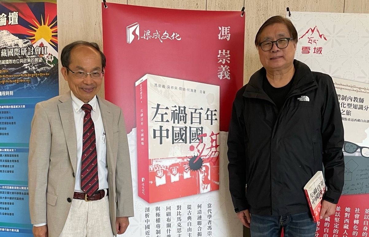 澳洲雪梨科技大學教授馮崇義（左）與央廣節目主持人楊憲宏先生(右)。（黃絹攝）