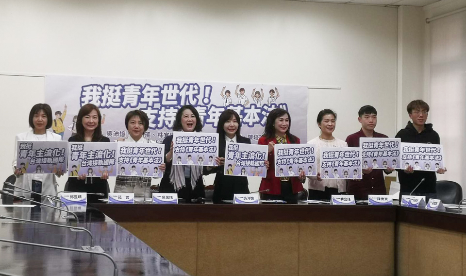 多名民進黨立委今天(12日)與青年團體共同宣示「挺青年世代」，呼籲「青年基本法」能在本會期三讀通過，透過法律促進與保障青年發展。(劉玉秋攝)