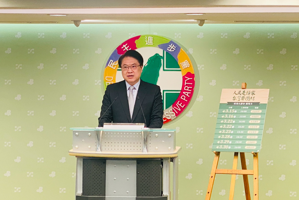 民進黨秘書長林右昌今天(13日)宣布啟動8場的「人民是頭家」政策宣講會，直接向人民報告總預算被凍刪後的影響。(劉玉秋攝)