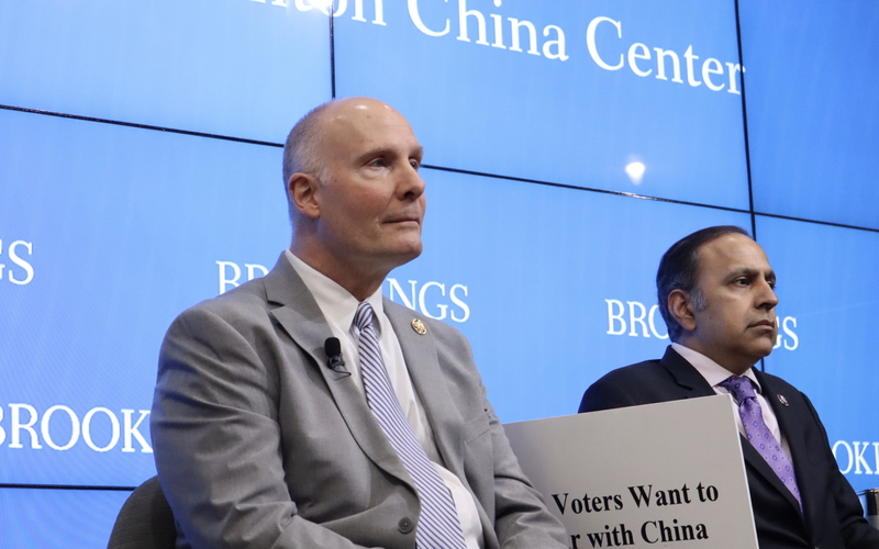 美眾院中國委員會主席穆勒納爾（左）11日出席聽證會時呼籲，與台灣等盟友組聯合戰線，阻止北京向全球傾銷補貼晶片。 (圖：中央社檔案照)