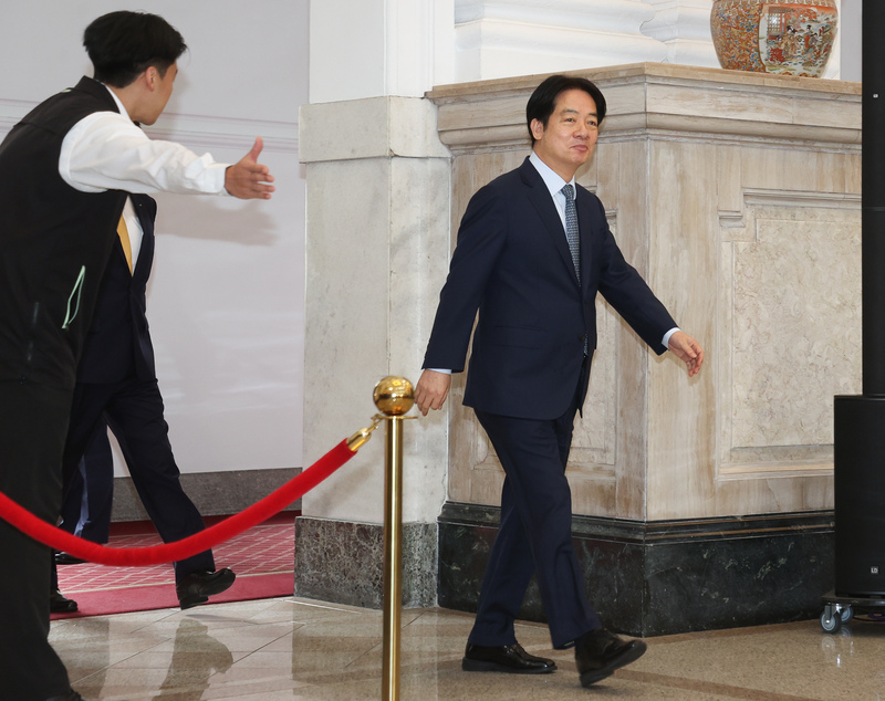 總統賴清德(右)13日召開國安高層會議，主題為「凝聚反併吞共識，因應中國統戰滲透」；他也在會議結束後親上火線發表談話。(圖：中央社)