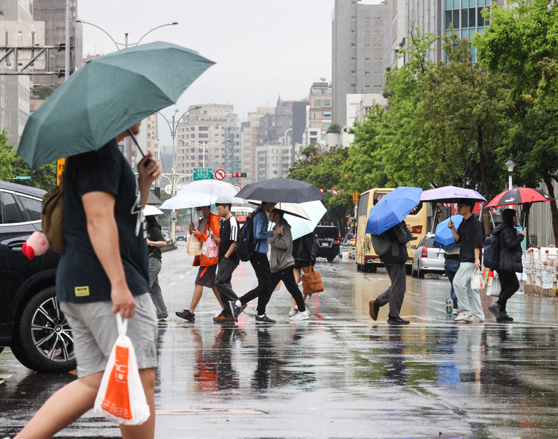 中部以北宜花雨勢明顯氣溫下降 晚上降雨趨緩。 (圖：中央社)