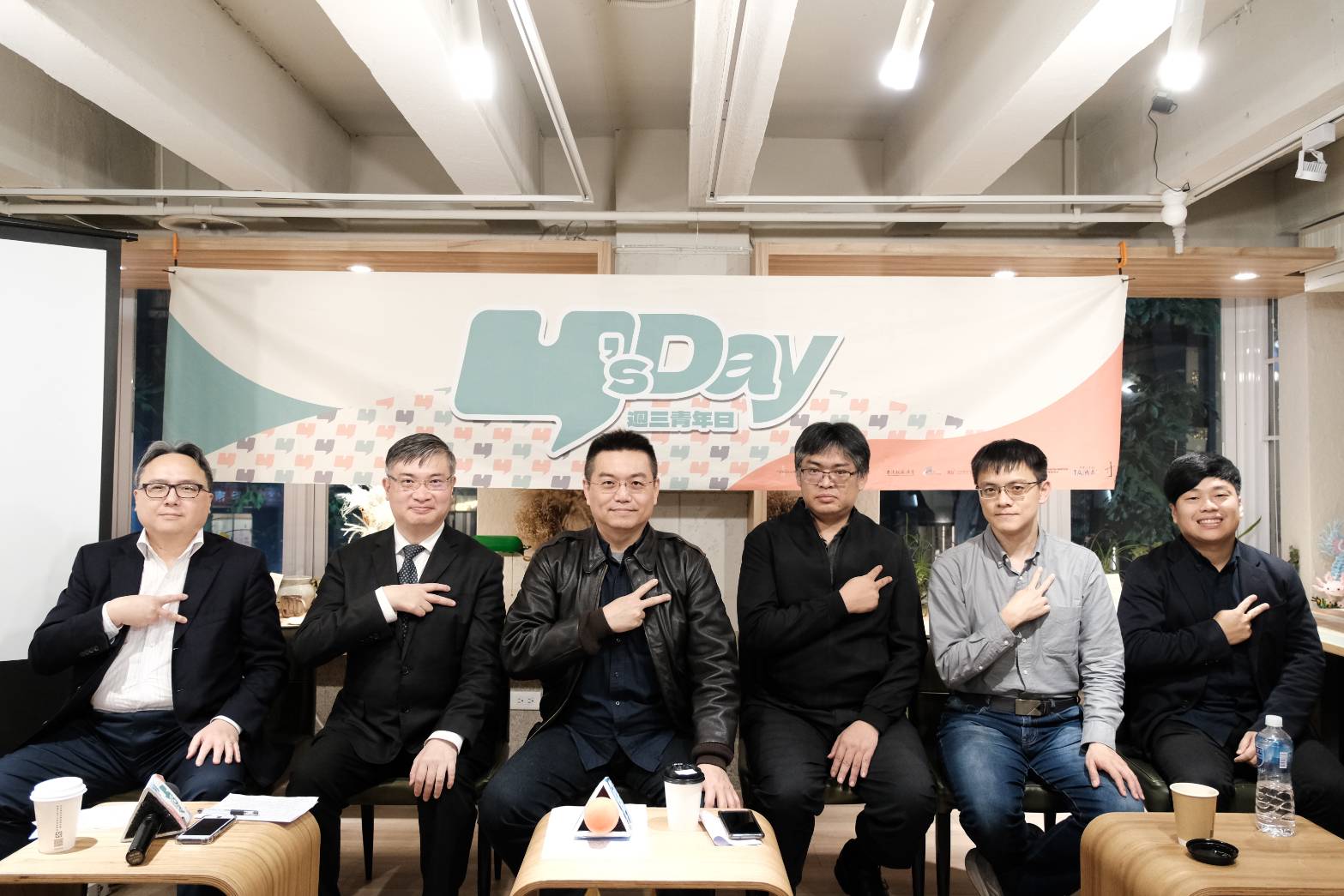 Y’s Day「週三青年日」活動，12日進行「世界怎麼看——援助烏克蘭符合美國利益嗎？」座談，圖左起：連弘宜 桑普 周德望 王國臣 陳方隅 胡瀚雯。(台灣智庫提供)