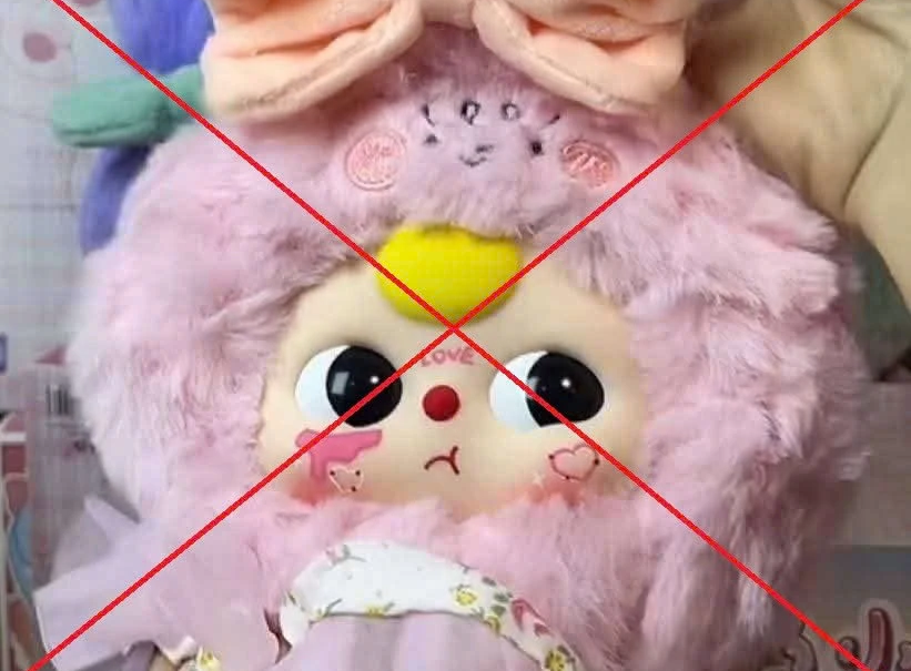 臉上畫著疑似九段線的「娃三歲」玩偶。(網路圖片)