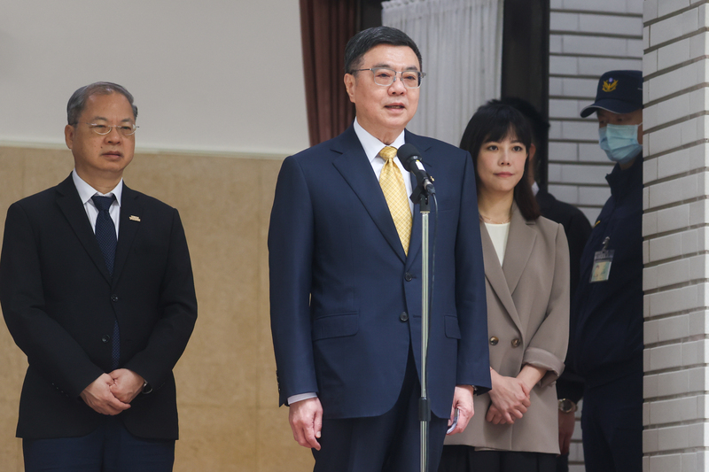 行政院長卓榮泰（左2）14日在祕書長龔明鑫（左）、發言人李慧芝（左3）陪同下，赴立法院報告並備詢，會前受訪回應時事。（圖：中央社）