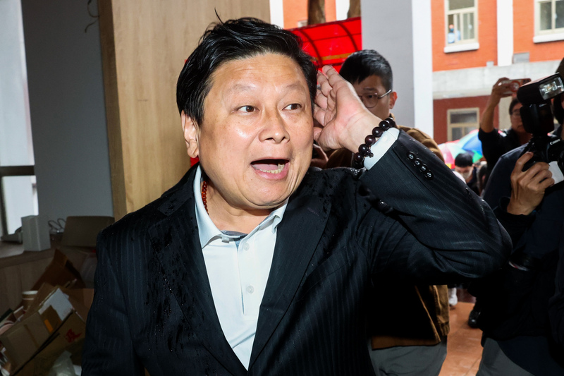 國民黨立法院黨團總召傅崐萁（前）14日中午在立法院康園出席餐敘，回應媒體提問有關花蓮住處遭檢調搜索等相關事宜。(圖：中央社)