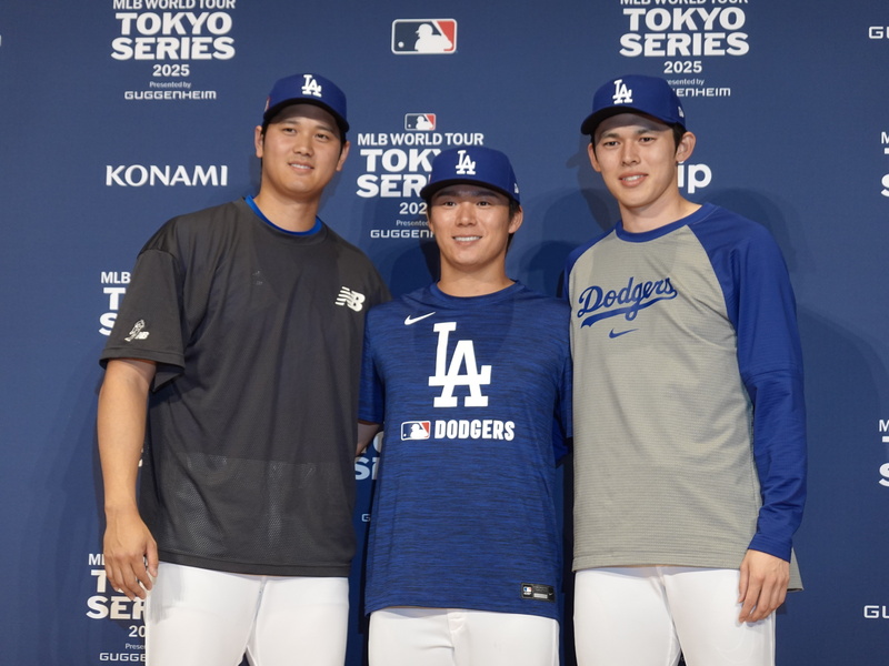 美國職棒大聯盟MLB洛杉磯道奇隊在日本東京巨蛋準備18日開幕戰迎戰芝加哥小熊隊，這次兩隊共有5名日籍球員出場，圖左起為道奇隊球員大谷翔平、山本由伸、佐佐木朗希。(圖：中央社)