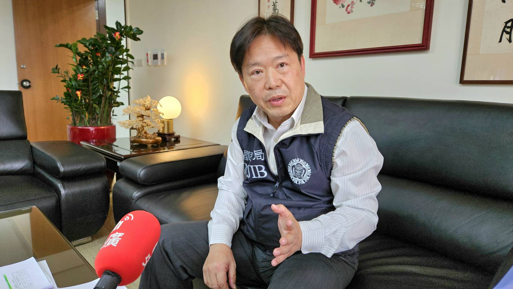 調查局副局長孫承一接受央廣專訪，說明調查局透過創意多元方式，希望將國安概念推廣至全民。(歐陽夢萍 攝)