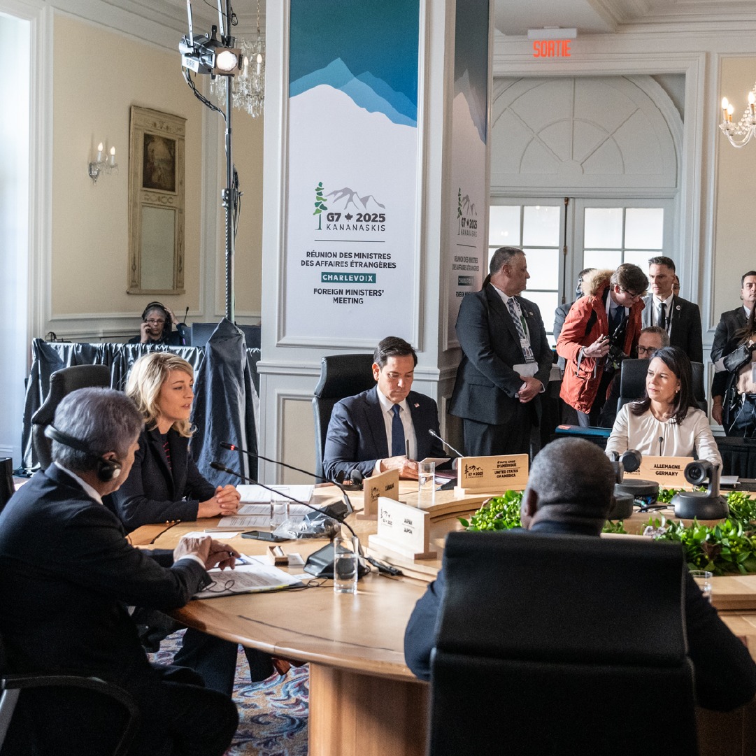 七大工業國(G7)外長會議正在加拿大魁北克省的查爾瓦克斯(Charlevoix)舉行，加拿大外長趙美蘭(左一)與美國國務卿盧比歐(左二)比鄰而坐。(FB/@G7)