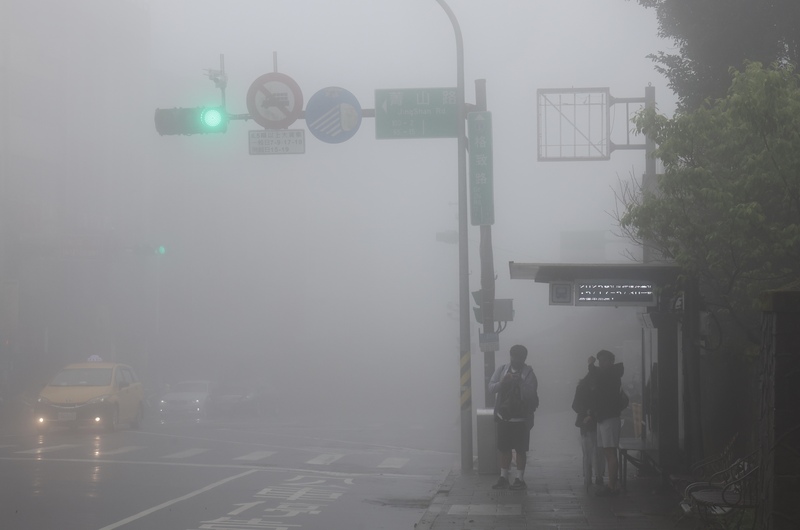 中央氣象署10日上午發布災防告警訊息，提醒台北、新北、桃園有暴雨發生機會。(中央社資料照片)