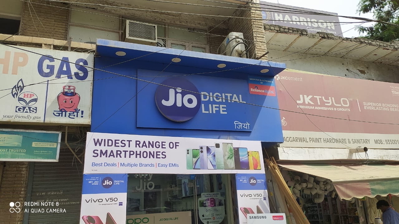 印度電信商Jio盼導入「星鏈」(Starlink)服務，讓寬頻網路難以設置的偏遠地區有網路使用。(圖：中央社)