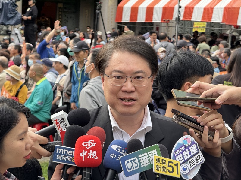 民進黨「人民是頭家」政策宣講會首場15日在台中市水安宮舉行，秘書長林右昌在活動前接受媒體訪問。(圖：中央社)