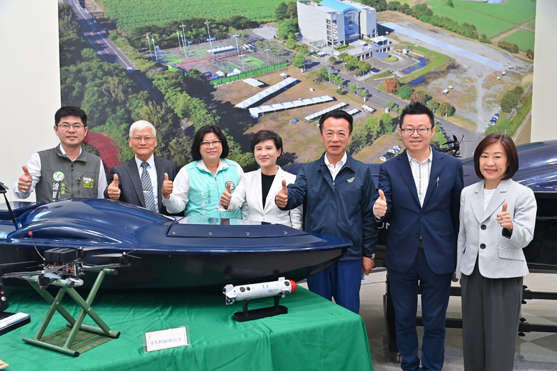 行政院副院長鄭麗君（中）15日在嘉義縣長翁章梁（右3）、民進黨立委王美惠（左3）陪同下，參訪亞洲無人機AI創新應用研發中心，並說明政府已確立無人機發展3大政策目標為「產業發展、國防自主、民主供應鏈」。（圖：行政院提供）