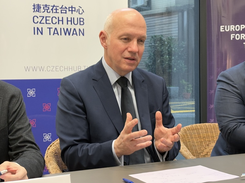 捷克參議院外交、國防暨安全委員會主席費雪（Pavel Fischer）訪台期間接受媒體訪問，攝於2025年3月15日。 (圖：中央社)