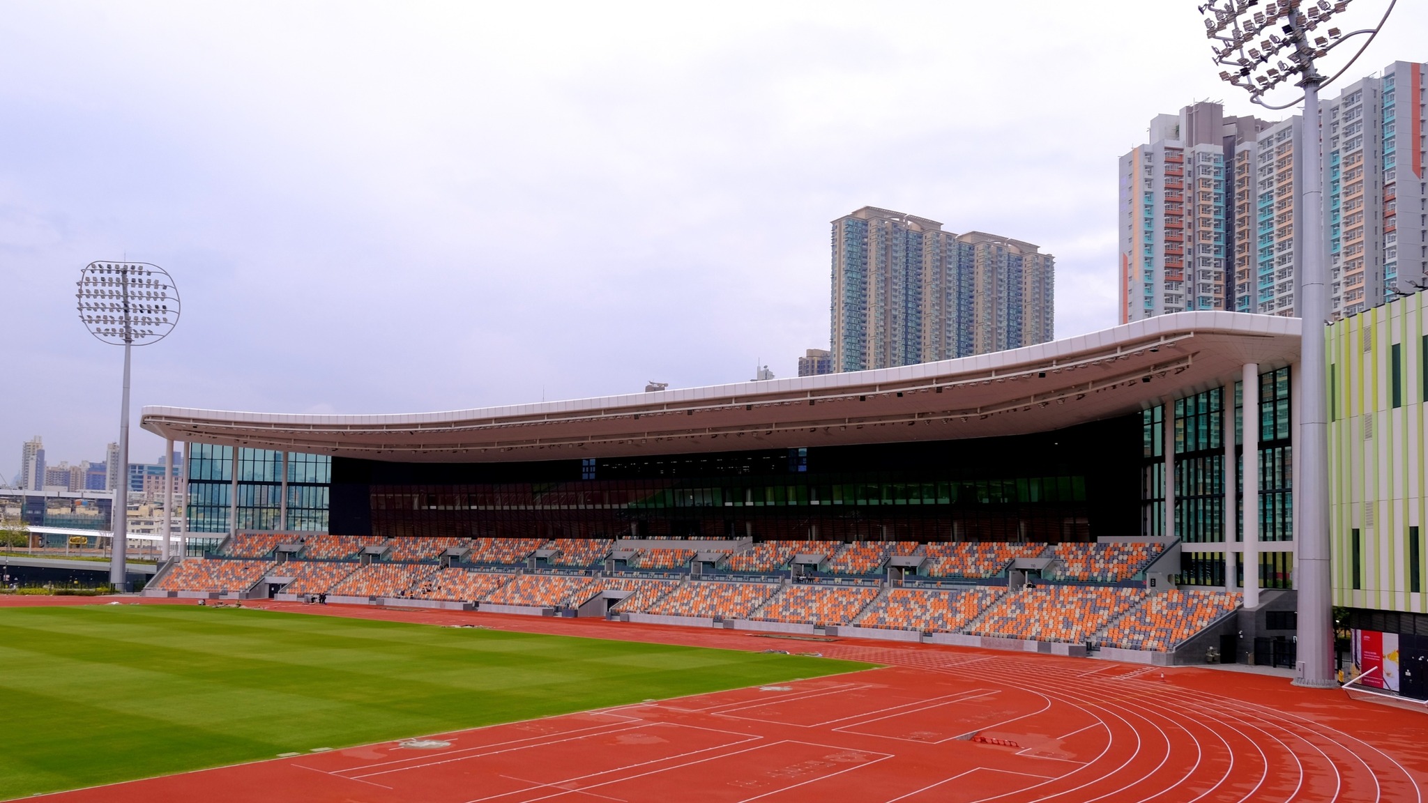 香港啟德體育園營運成本高昂，有民眾認為，最重要的是讓它不僅服務於國際活動和遊客，更應該成為本地居民的日常去處。圖為其青年運動場。(圖：取自啟德體育園 Kai Tak Sports Park臉書)