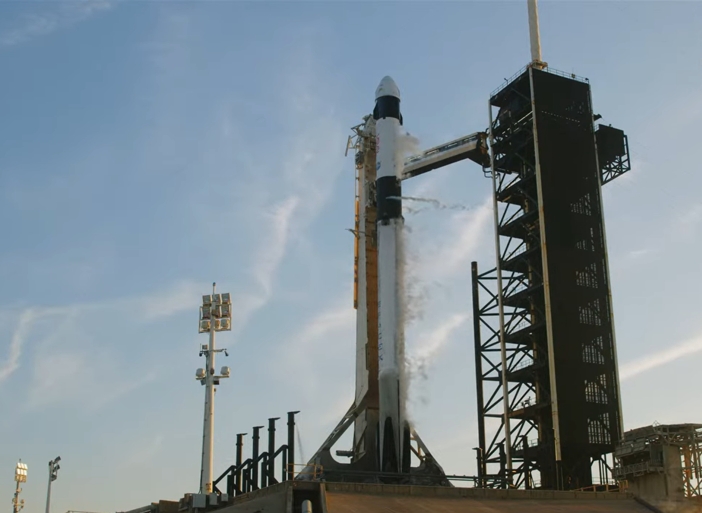 SpaceX的獵鷹9號(Falcon 9)火箭於美東時間晚間7時03分從佛羅里達州的NASA甘迺迪太空中心(Kennedy Space Center)發射升空，搭載將接替魏摩爾與威廉斯的4名太空人。(翻攝Spaceflight Now YouTube頻道)
