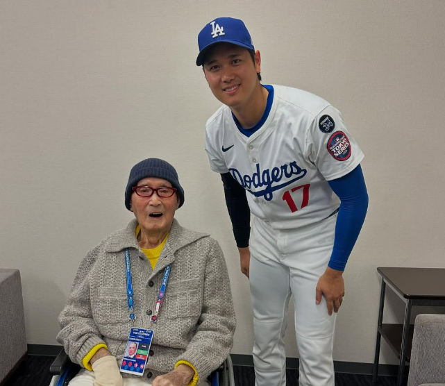 美國大聯盟洛杉磯道奇隊日本棒球明星大谷翔平15日在東京巨蛋舉行熱身賽後，貼出與另一位日本棒球傳奇長嶋茂雄合影。(IG@shoheiohtani)