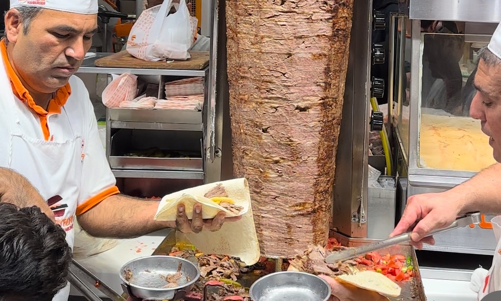 相傳沙威瑪起源於土耳其，但在德國發揚光大；這種土耳其旋轉烤肉(Döner)可以包在餅皮或麵包裡吃。(李雅言攝)