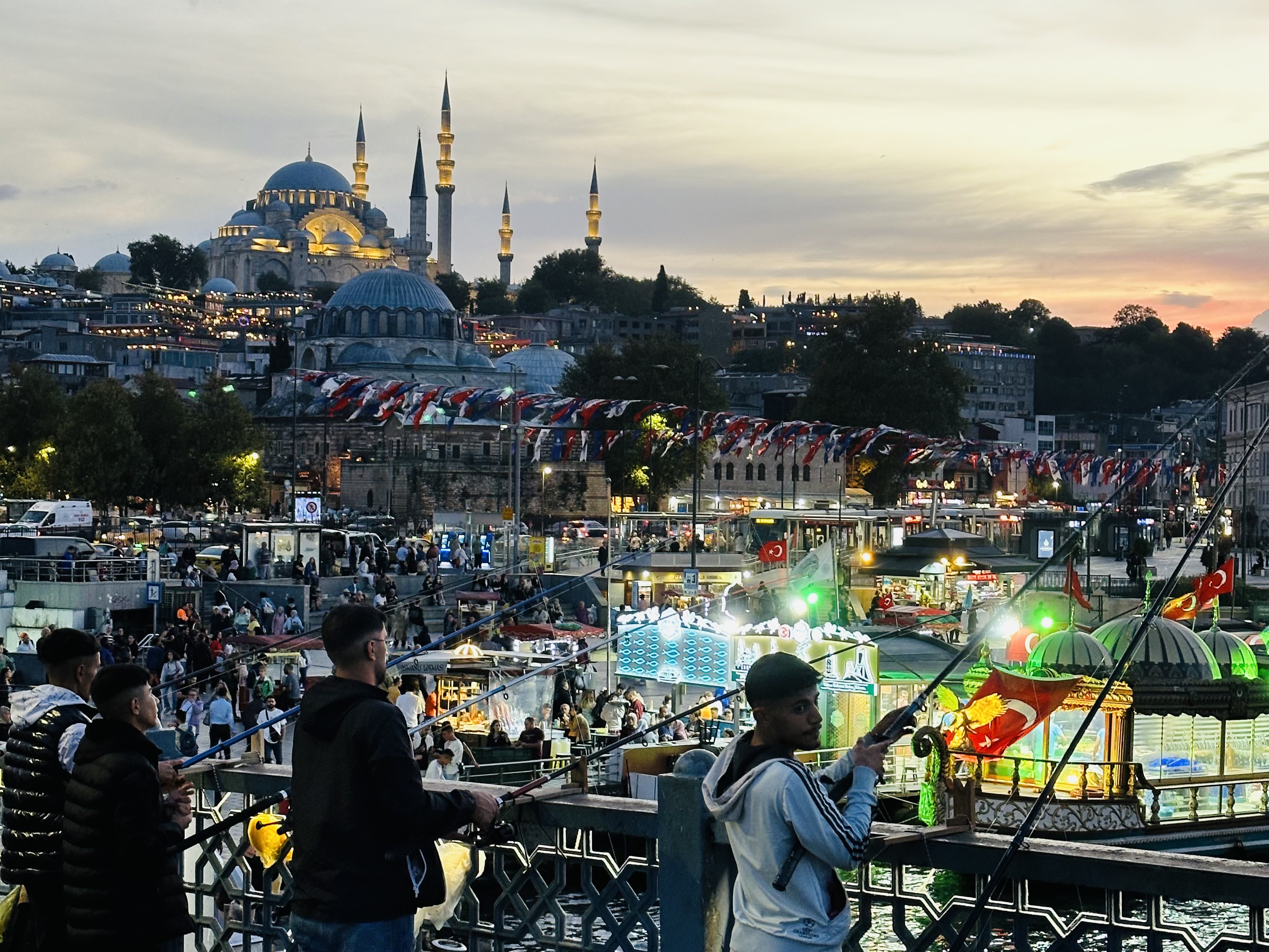 位於土耳其伊斯坦堡的加拉達橋(Galata Bridge)，橋上民眾釣魚，橋下有水上船家，岸邊有清真寺。(李雅言攝)