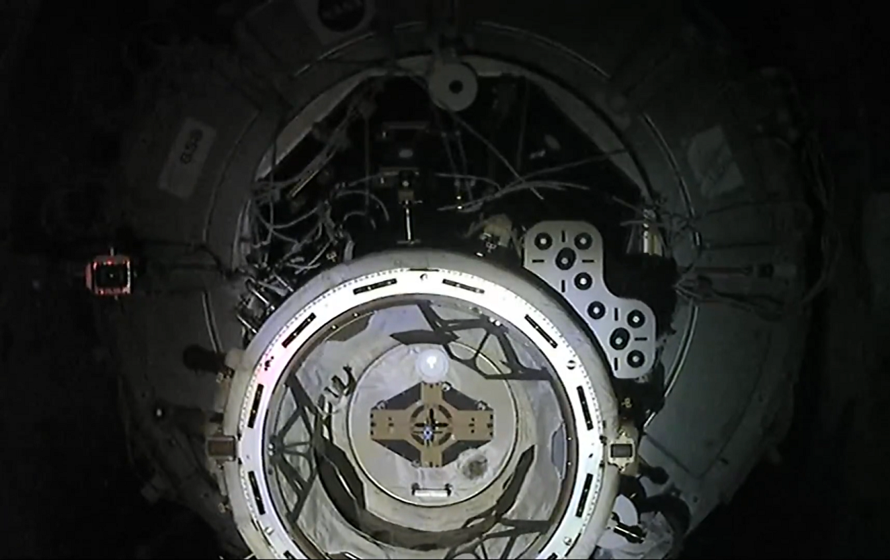 美國太空探索科技公司SpaceX的乘龍號太空船16日順利與國際太空站對接。(X@SpaceX)