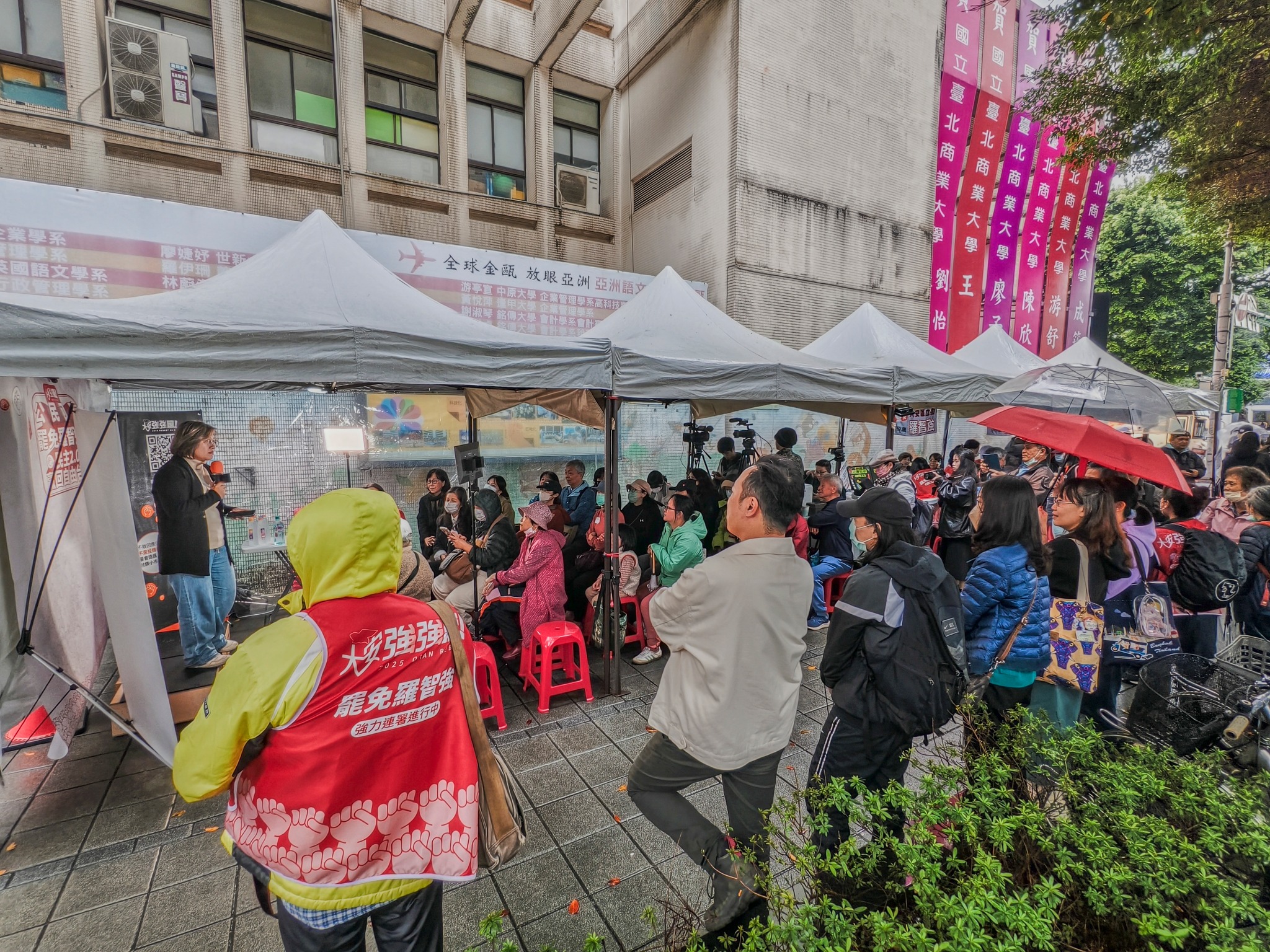 罷免羅智強團隊「大安強強滾」16日舉辦野台開講，邀請政治評論員矢板明夫、藝人楊烈及媒體人馮光遠等人。(FB@大安強強滾 - 罷免羅智強)