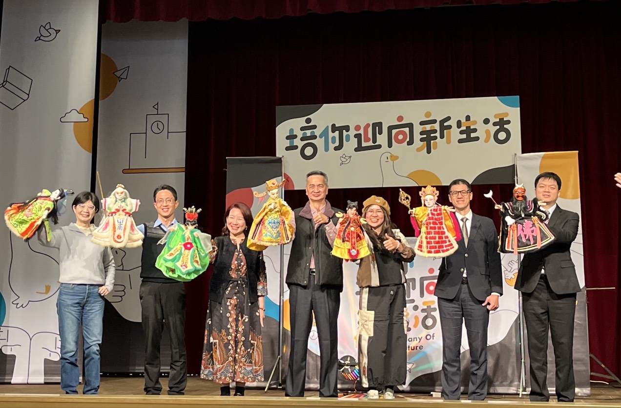 內政部移民署今天(16日)在台北集思交通部國際會議中心舉辦「培你迎向新生活」活動，現場貴賓雲集，包含移民署副署長陳建成(中)、新住民立委羅美玲(左3)、麥玉珍(右3)以及央廣董事長賴秀如(左1)等人都親自出席，與新住民相見歡。(圖：移民署)