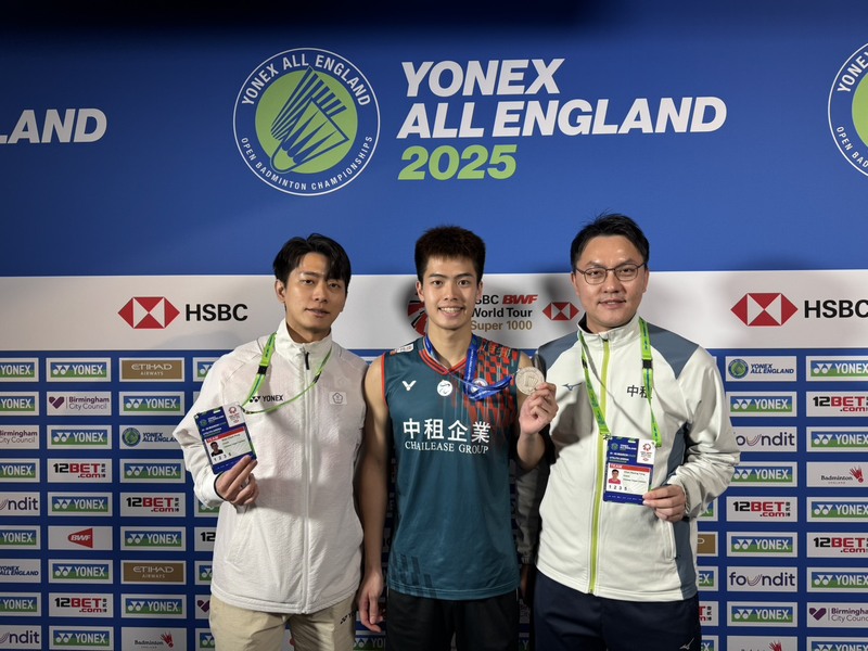 台灣羽球好手李佳豪（中）16日在BWF全英羽球公開賽男單決賽雖不敵對手鍍銀，但表現仍可圈可點，教練馮勝杰（左）、楊鈞翔（右）都為子弟兵驕傲。（馮勝杰提供） (圖：中央社)