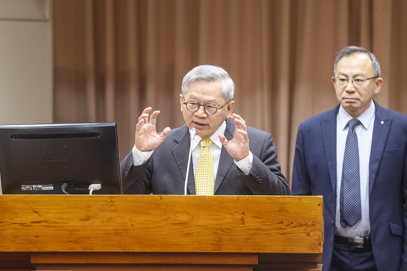 立法院教育及文化委員會17日邀請國家科學及技術委員會主委吳誠文（左）列席報告業務概況，並備詢。 (圖：中央社)