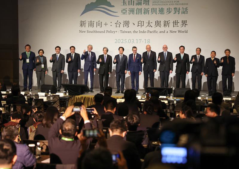 第8屆玉山論壇17日在台北萬豪酒店舉行開幕式，2025年主題為「新南向+：台灣、印太與新世界」，總統賴清德（左7）出席，並與總統府祕書長潘孟安（左4）、國安會祕書長吳釗燮（右4）等人合影留念。中央社記者趙世勳攝  114年3月17日 (圖：中央社)