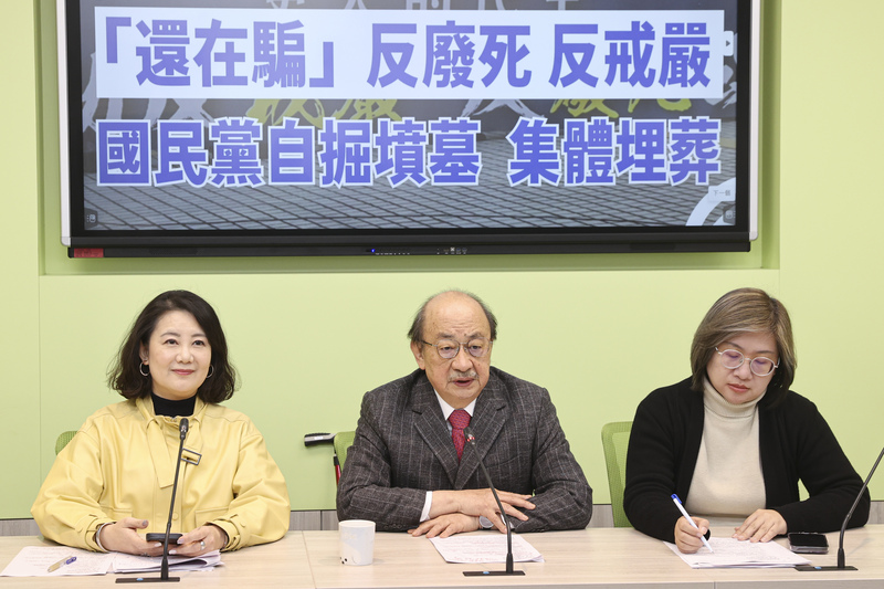民進黨立法院黨團總召柯建銘（中）、幹事長吳思瑤（左）與立委陳培瑜（右）17日舉行記者會，針對國民黨宣布將提出反廢死、反戒嚴公投做出回應。 (圖：中央社)