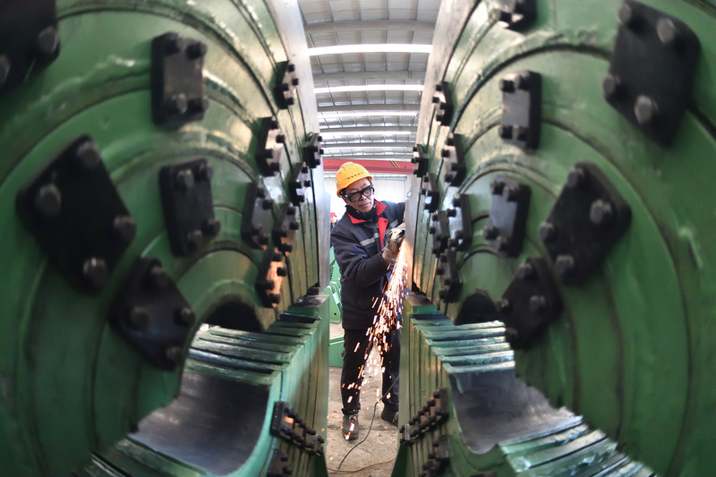 中國2月全國城鎮調查失業率5.4%，創下兩年來最高數字；31個大城市城鎮調查失業率為5.2%，也是近半年以來最高。圖為山西省太原市一名工人在車間進行打磨作業，生產焊管機組設備。（中新社提供）中央社  114年3月17日 (圖：中央社)