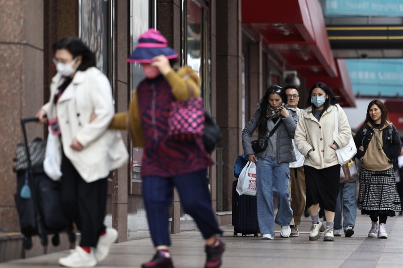 強烈大陸冷氣團來襲，民眾穿厚外套禦寒。 (中央社資料照片)
