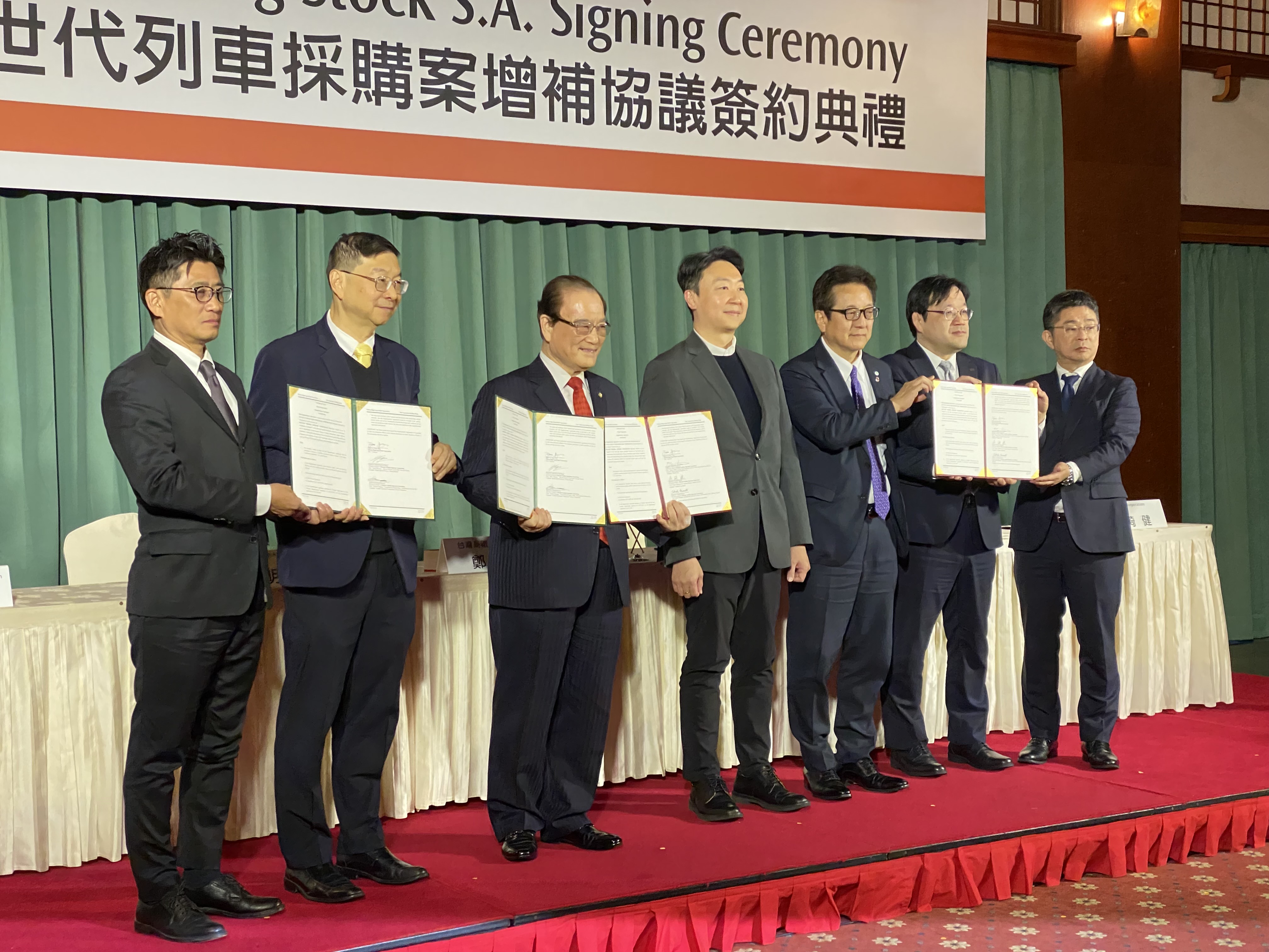 台灣高鐵董座鄭光遠(中左)和日立東芝聯盟代表山川拓也(中右)17日在交通部長陳世凱(中)見證下，雙方代表針對增補設計進行簽約。(吳琍君攝)