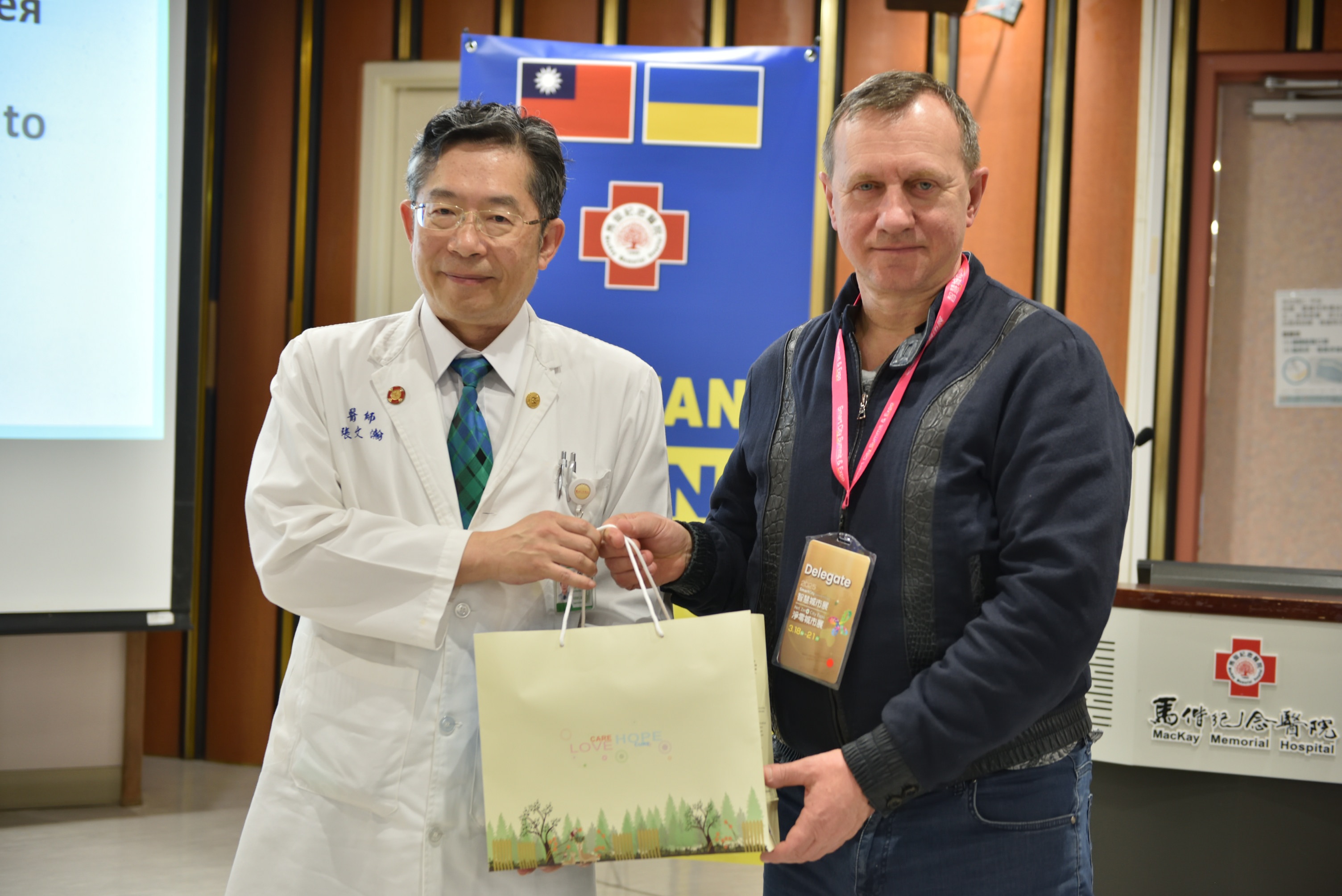 馬偕醫院總院長張文瀚(左)代表歡迎，右為烏克蘭烏日賀羅德市市長安德烈夫。(馬偕醫院提供)