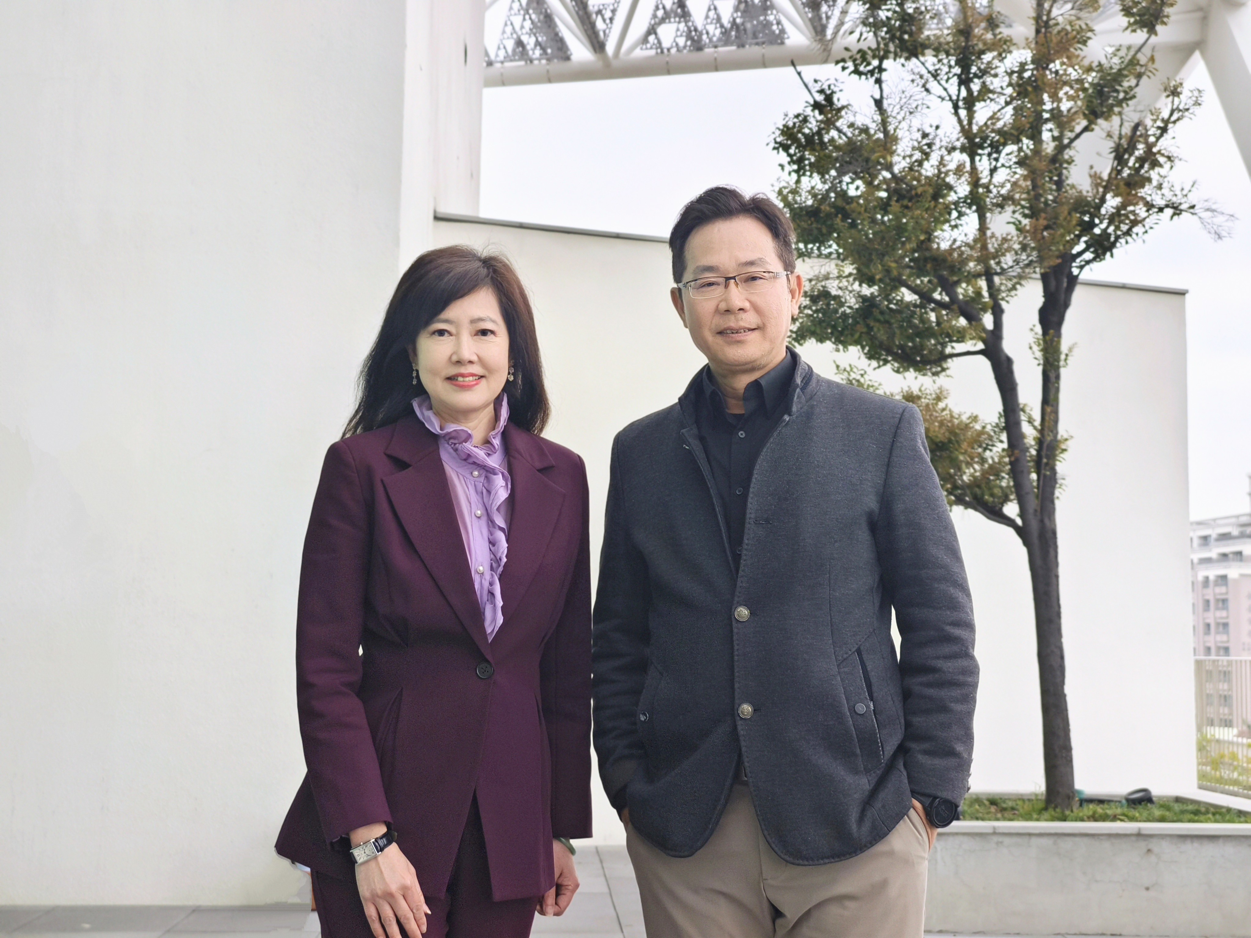 台南市美術館第五屆董、監事改選，由中華民國畫廊協會秘書長游文玫(左)擔任董事長，知名策展人龔卓軍(右)擔任館長。