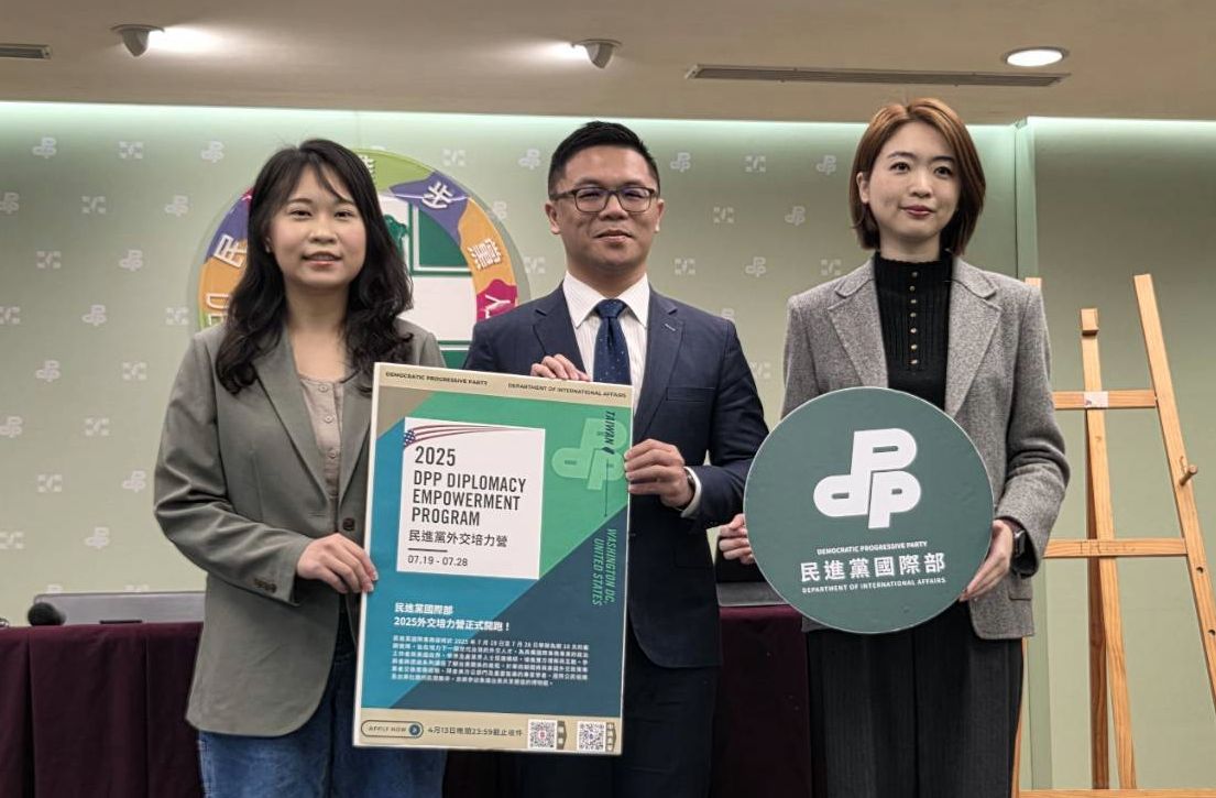 民進黨今天(17日)宣布，將於7月19日至28日舉辦2025年「民進黨新生代外交培力營」，預計招募10位青年政治工作者前往美國華府，進行第一線外交實務的交流與學習 （劉玉秋攝）