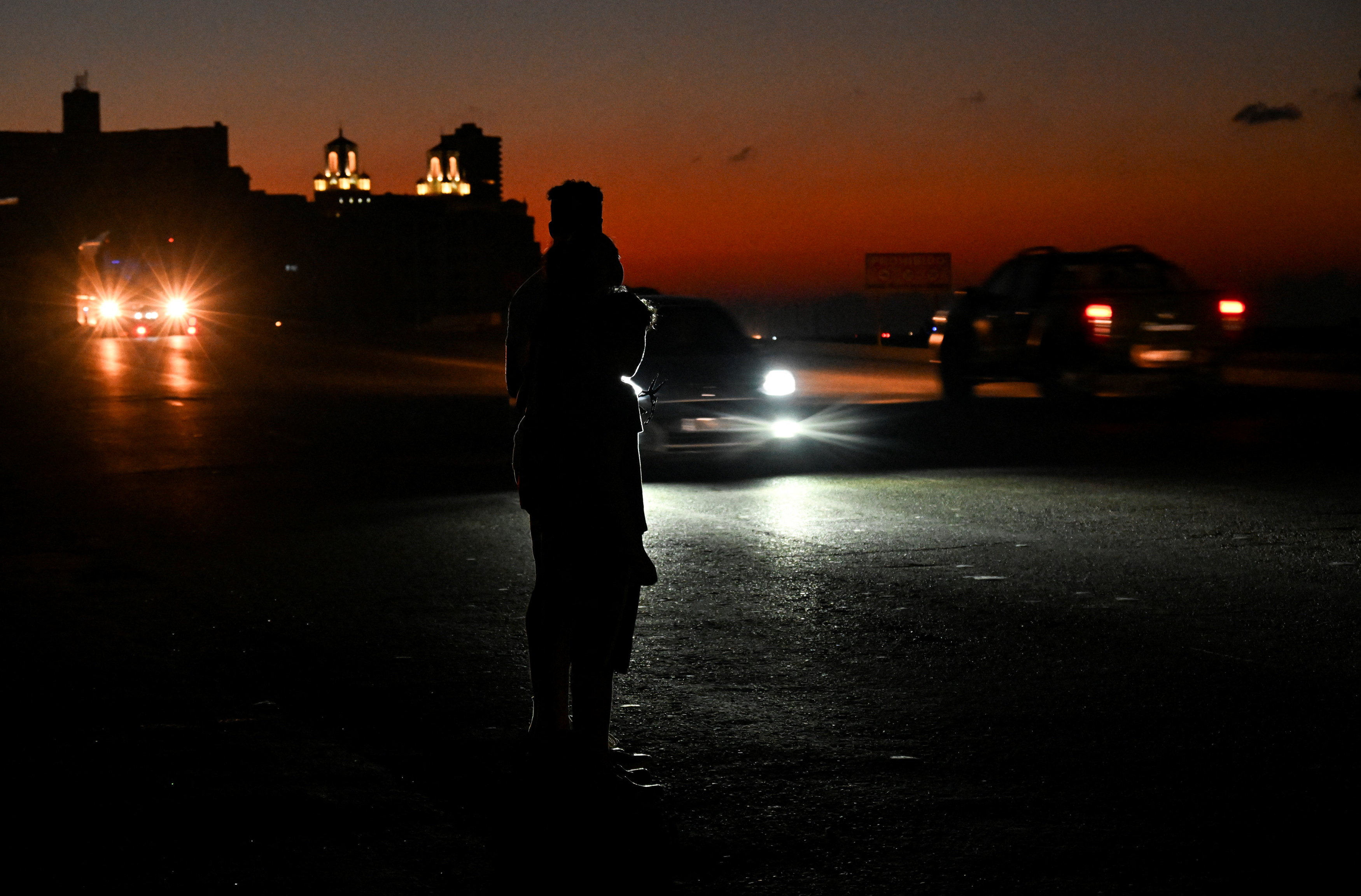 由於哈瓦那一處變電所的傳輸線短路，造成古巴電網在14日晚間停擺。 (AFP)