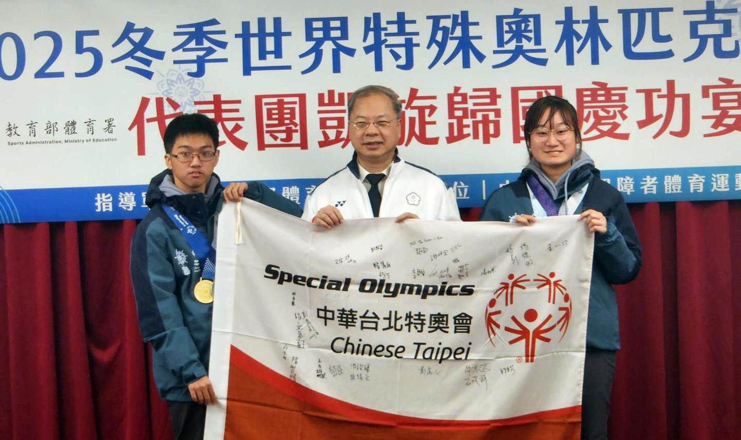 行政院秘書長龔明鑫(中)代表卓榮泰院長出席2025冬季特奧台灣代表團歸國慶功宴，表達祝賀。左為雪鞋男子選手謝坤宏，右為女子雪鞋好手呂佳芯。(江昭倫 攝)