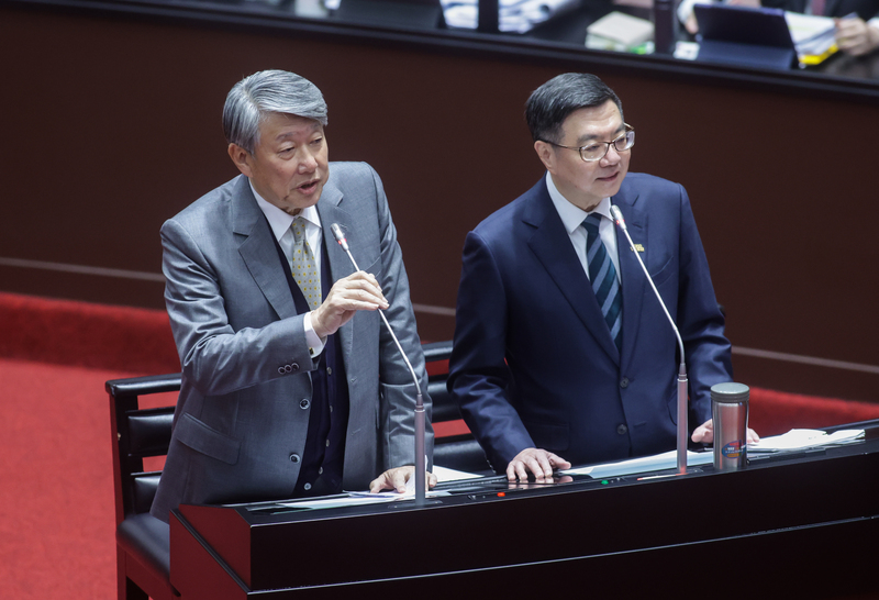 經濟部長郭智輝(左)、右為行政院長卓榮泰。(圖：中央社)