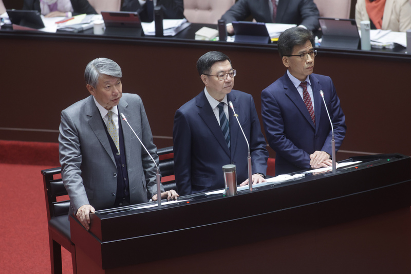 經濟部長郭智輝（左）18日列席立法院備詢時表示，經過調查確認「認和科技」陸資具有控制力，將依兩岸人民關係條例開罰。(圖：中央社)