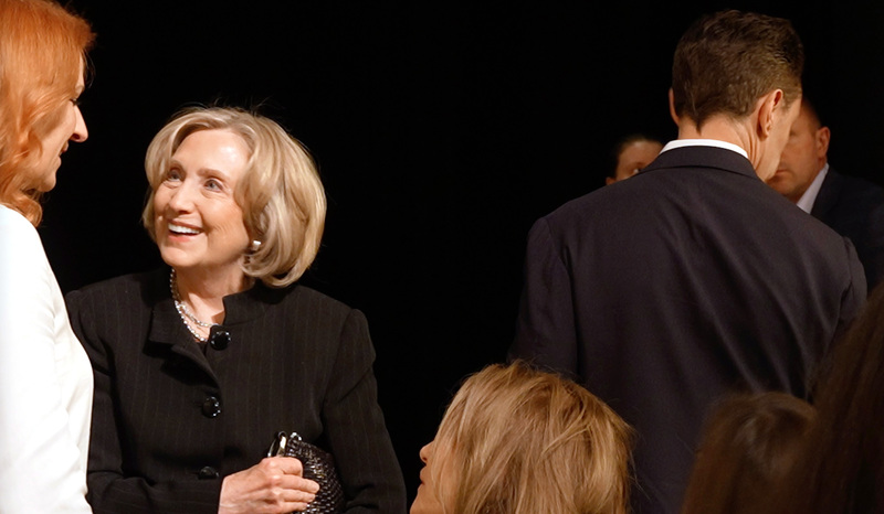 美國前國務卿希拉蕊（左2）與女兒雀兒喜共同開設的製片公司製作的紀錄片「鶴的召喚」（The Cranes Call）於法國駐柏林大使館放映，希拉蕊赴現場受到與會者歡迎。(圖：中央社)