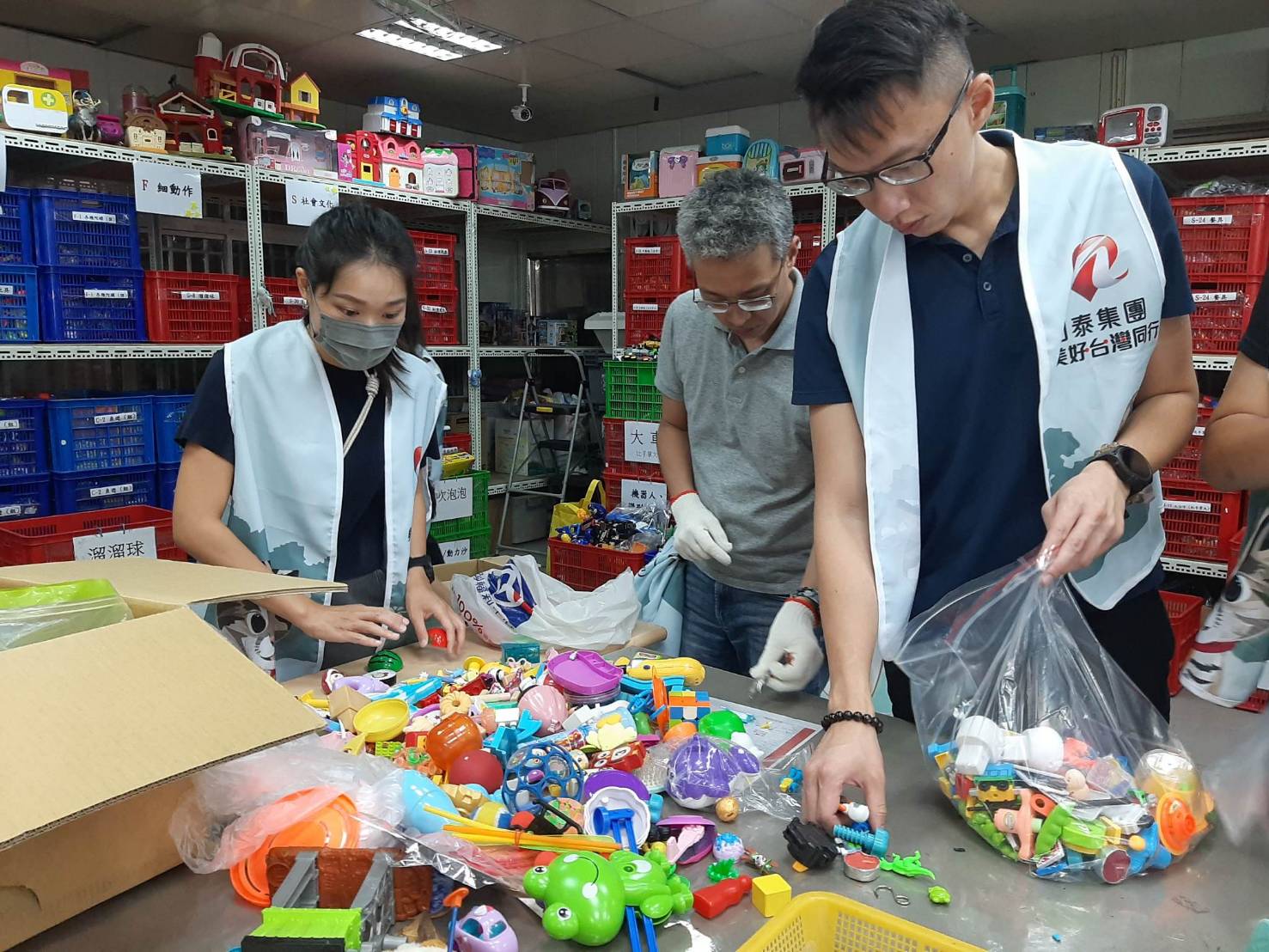 台灣玩具圖書館協會、新北市玩具銀行的志工整理回收的玩具(圖：張維庭提供)