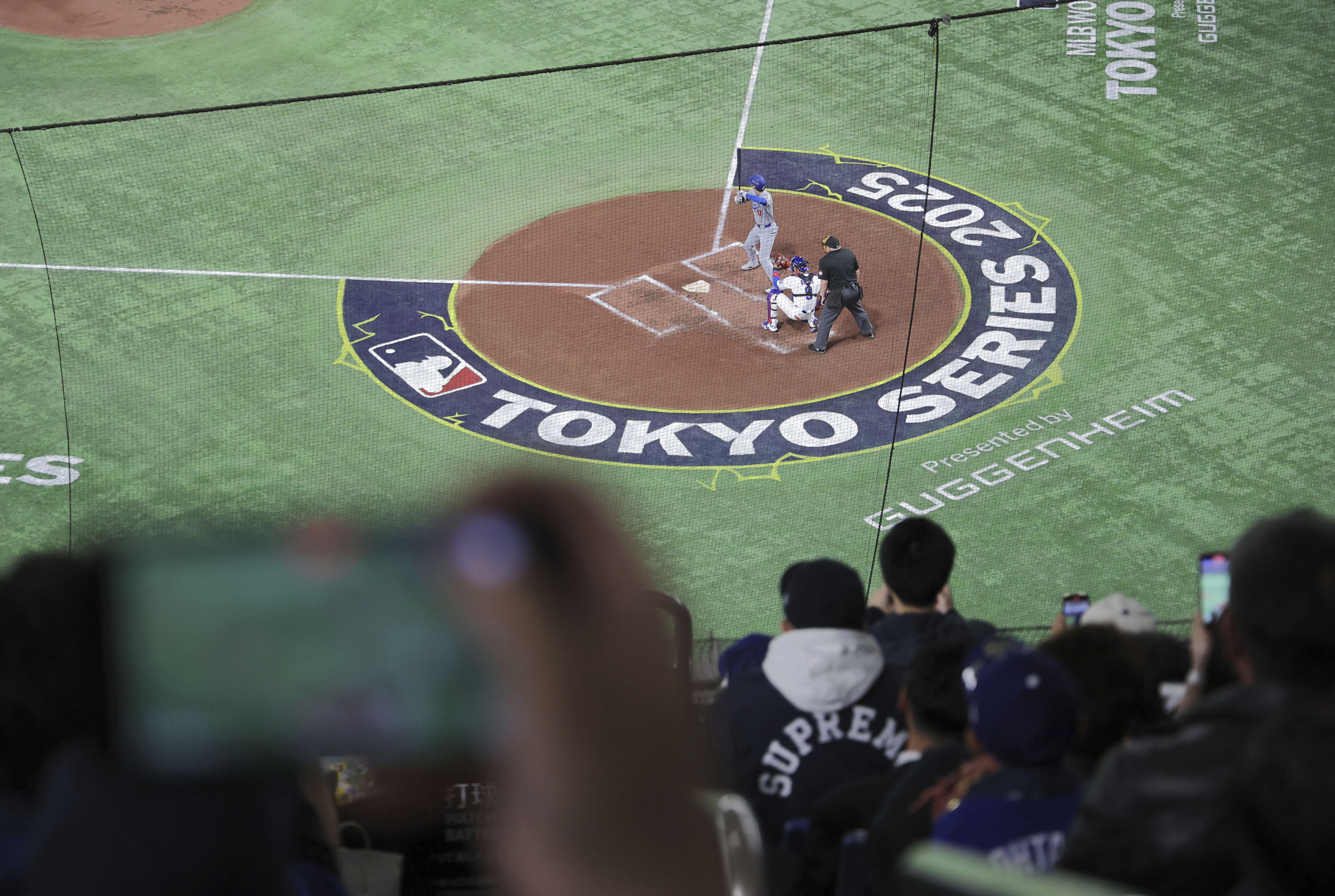 東京巨蛋18日舉行洛杉磯道奇對戰芝加哥小熊的大聯盟開幕戰。圖為大谷翔平(Shohei Ohtani)站在打擊區。(美聯社/達志影像)