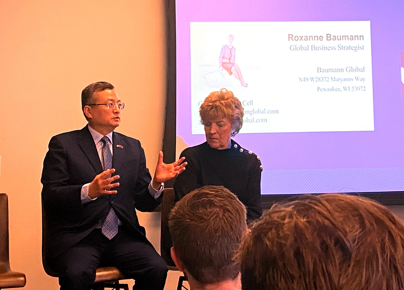 駐芝加哥辦事處處長類延峰（前左）17日應邀出席「威斯康辛州科技高峰會」，除了談台灣企業在美國的投資金額，也提到台灣政府已啟動措施因應美國未來的關稅政策。（駐芝加哥辦事處提供） (圖：中央社)