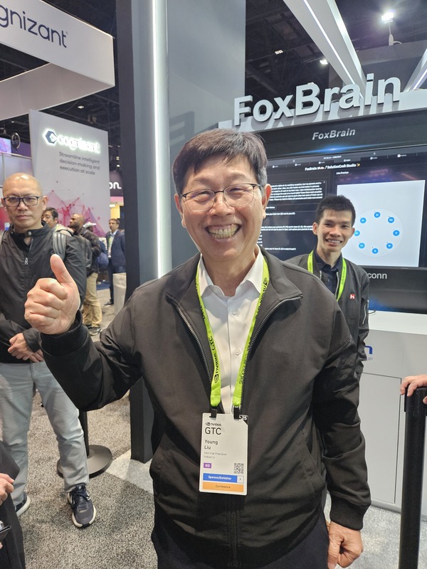 鴻海董事長劉揚偉現身2025 GTC大會，面對中央社記者詢問AI市場需求強勁，鴻海的伺服器營收是否有機會超越蘋果iPhone，他直言「2年內一定會」，且最快今年就有機會達成。 (圖：中央社)