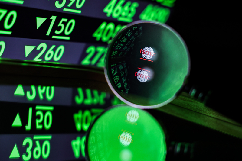 台北股市在台積電尾盤遭摜殺下，指數重挫906點，創下史上第四大跌點，終場收20695點，失守21000點。(圖：中央社)